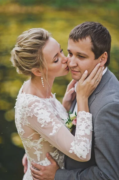 Un bacio gentile della sposa su una foresta di autunno di sfondo 11 . — Foto Stock