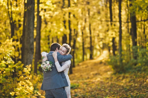 Abrazo de los recién casados sobre el fondo del soleado bosque otoñal 24 —  Fotos de Stock