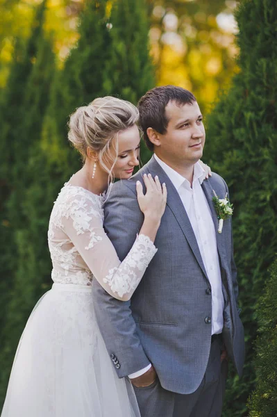 Närbild porträtt av bruden och brudgummen på en bakgrund av skrika — Stockfoto