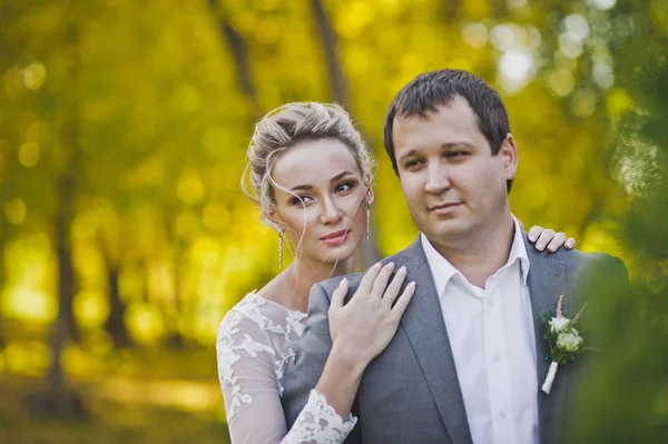 Portret van een mooi getrouwd stel op de achtergrond van brig — Stockfoto