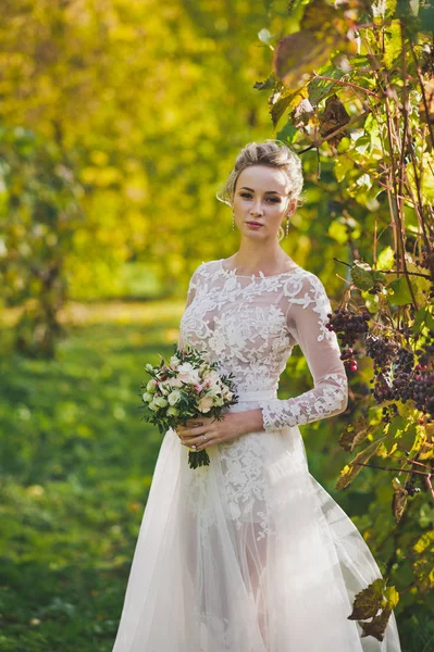 A menyasszony egy modern esküvő a gazdag fehér ruha o portréja — Stock Fotó