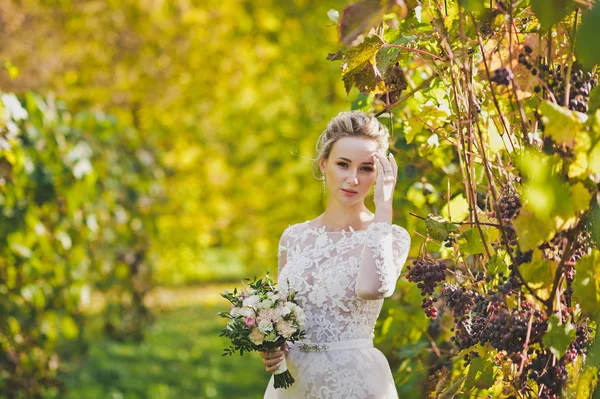 A menyasszony egy modern esküvő a gazdag fehér ruha o portréja — Stock Fotó