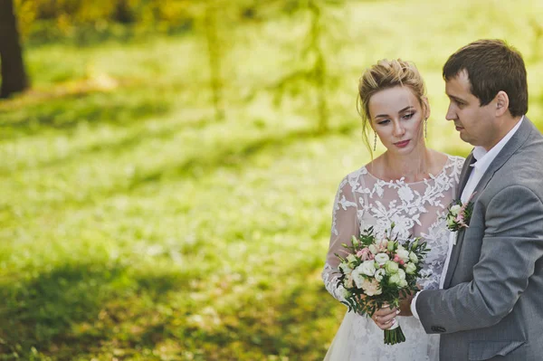 Porträt eines jungen schönen Paares beim Spazierengehen im Tannenwald 6 — Stockfoto