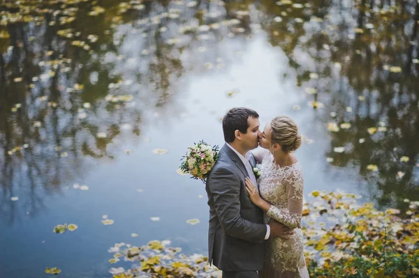 En kyss på bakgrunden av höstens dammen 80. — Stockfoto
