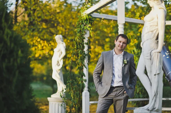 Portrait d'un homme d'affaires à l'automne Park 98 . — Photo