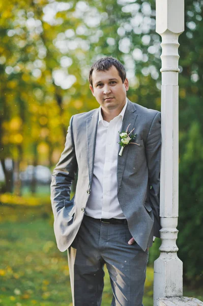 Retrato de un hombre de negocios en otoño Park 96 . — Foto de Stock