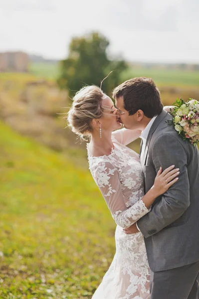 Recién casados en el fondo de los campos rusos 103 . —  Fotos de Stock