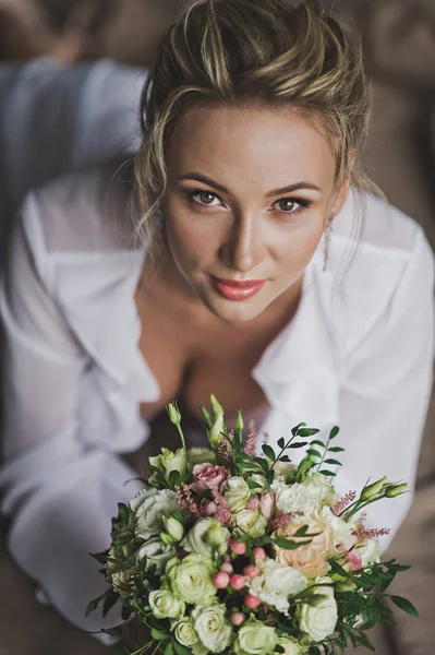 The bride is considering this morning given her a bouquet of flo — Stock Photo, Image