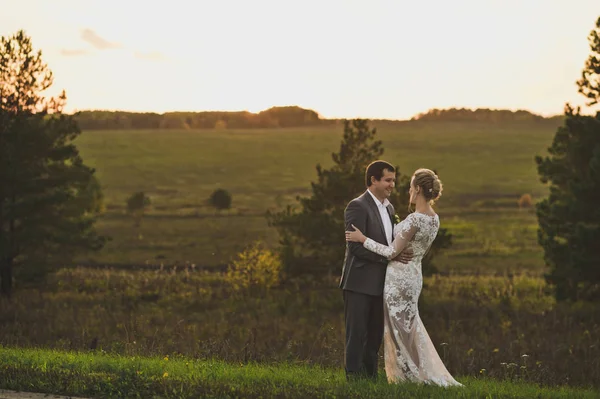 Foto noturna dos recém-casados no fundo de um fiel sem fim — Fotografia de Stock