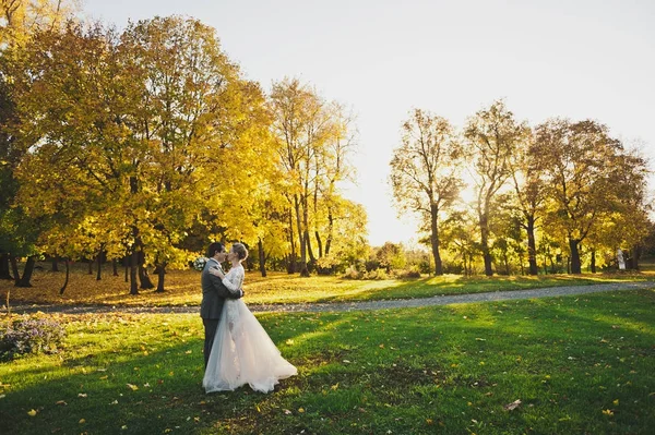 Coucher de soleil photo d'un jeune couple amoureux 231 . — Photo