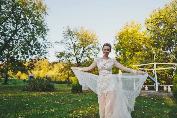 Retrato de una novia corriendo rápidamente con vestido en desarrollo 233 . — Foto de Stock