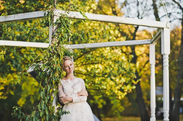 Retrato de una novia en un vestido blanco sobre el fondo de un jardín g — Foto de Stock