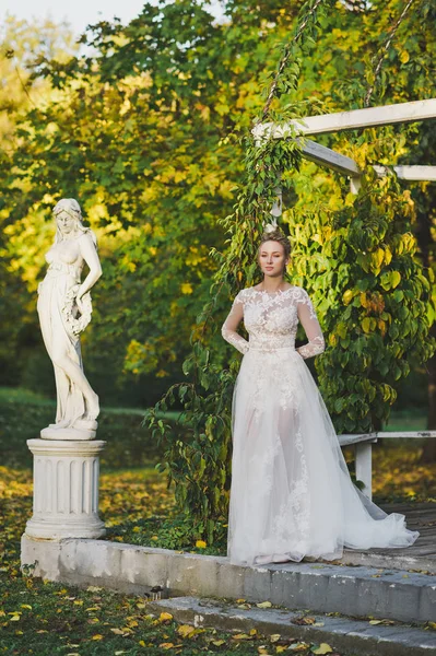 Πορτρέτο μιας νύφης σε ένα λευκό φόρεμα με φόντο ένα κήπο g — Φωτογραφία Αρχείου