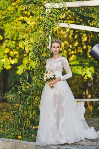 Portrait d'une mariée debout près des plantes envahies de la ga — Photo