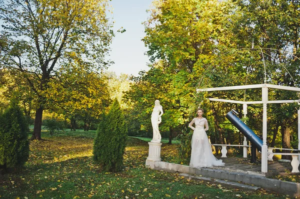 Πορτρέτο μιας νύφης που στέκεται κοντά στις κατάφυτες εγκαταστάσεις της ΓΣ — Φωτογραφία Αρχείου