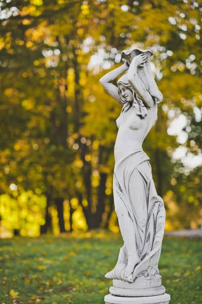 Uma estátua antiga em um jardim de outono 251 . — Fotografia de Stock