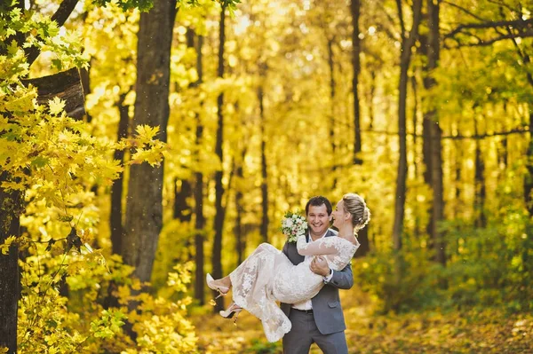 La mariée et le marié sur le fond de l'or brillamment éclairé — Photo