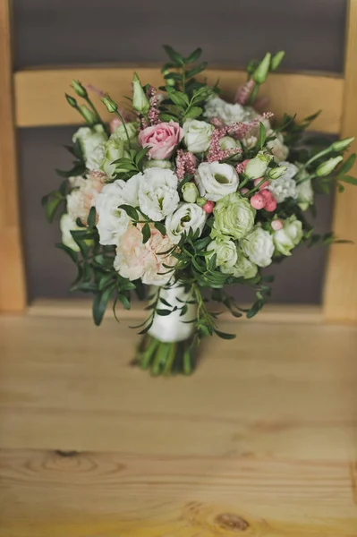 Ramo de boda original de rosas en miniatura y vegetación 271 . —  Fotos de Stock