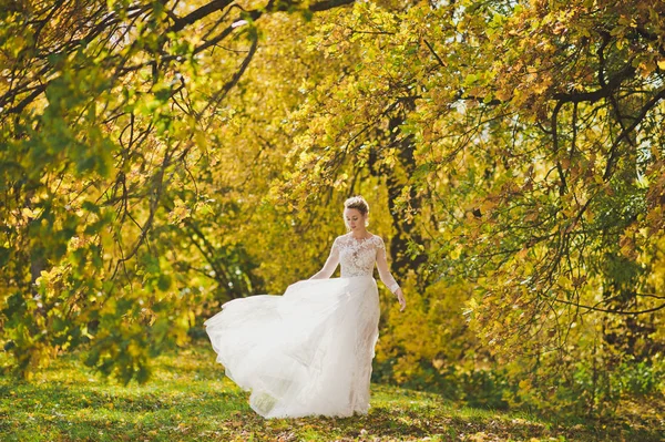 新娘高兴地纺纱在发展的礼服边缘 o — 图库照片