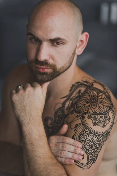 Retrato de um homem com músculos desenvolvidos e uma tatuagem 35 . — Fotografia de Stock