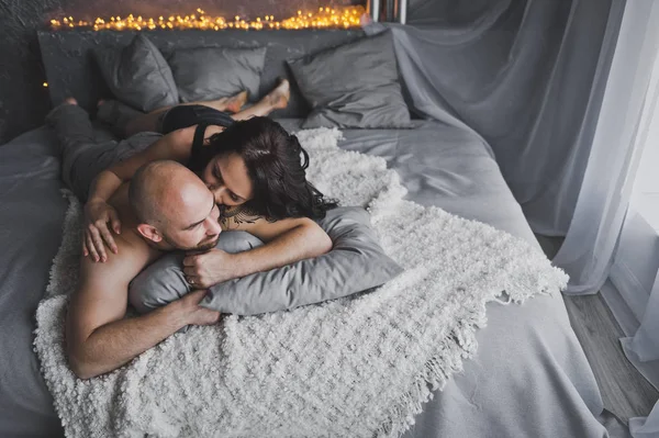 Um homem e uma mulher conversando deitados em uma cama macia 61 . — Fotografia de Stock