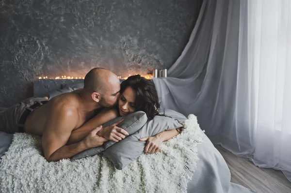A férfi és a lány sütkérezik a reggel, az ágyban 119. — Stock Fotó