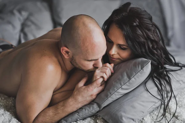 Un bacio, sdraiato nel letto 134 . — Foto Stock