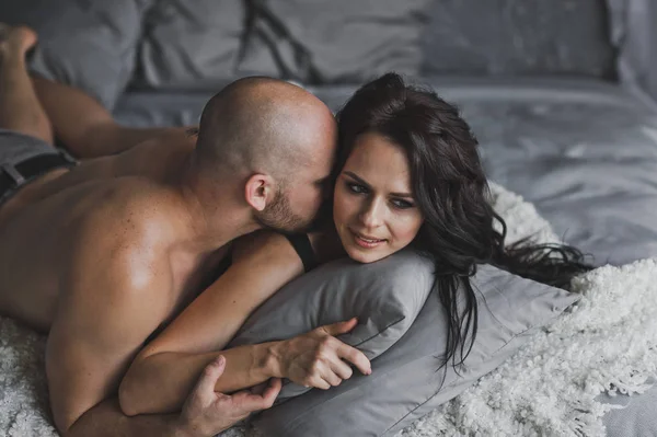 Primer plano retrato de nezha en la cama de un hermoso joven coupl — Foto de Stock