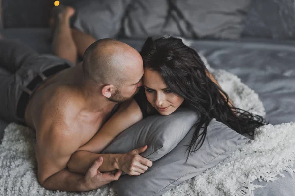 Careca brutal homem beija a bochecha da menina 140 . — Fotografia de Stock