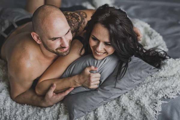 Um jovem casal rindo na cama 150 . — Fotografia de Stock