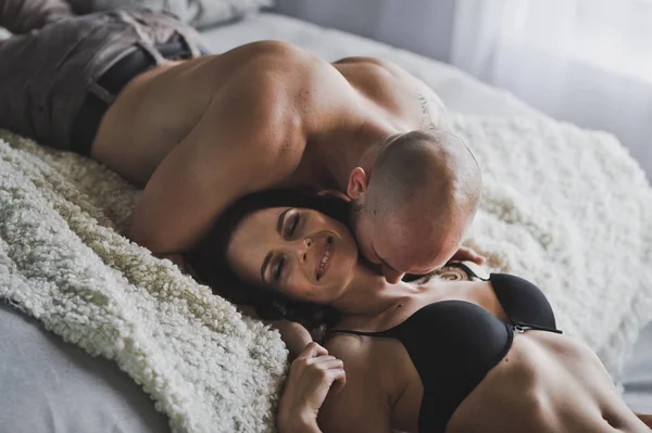 Una giovane coppia in biancheria intima sdraiata sotto il letto 171 . — Foto Stock