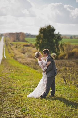Gelin ve damat bir arka planda yeşil alanlarının geniş 314.