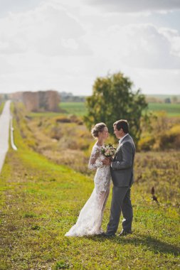 Gelin ve damat bir arka planda yeşil alanlarının geniş 319.