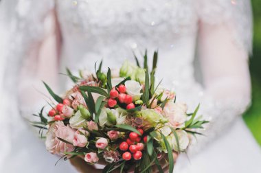 Düğün hediyesi damadın gelini 312 elinde.