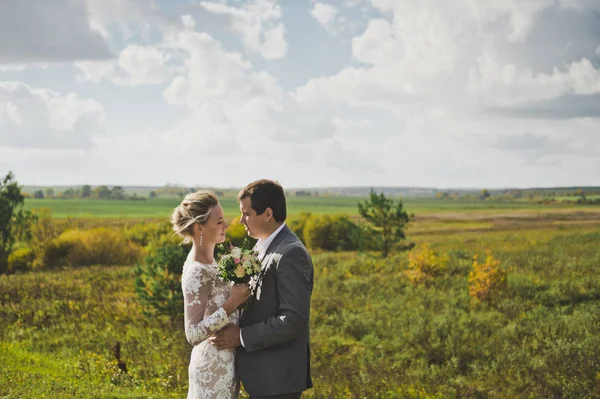 Portrait d'amoureux jeunes mariés sur fond de champs infinis — Photo