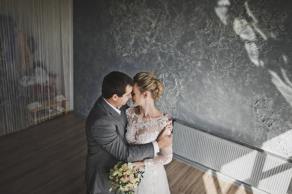 O abraço suave dos recém-casados no Estúdio 325 . — Fotografia de Stock