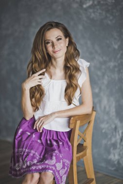 6909 iskemlede mor etek ince bir kız.