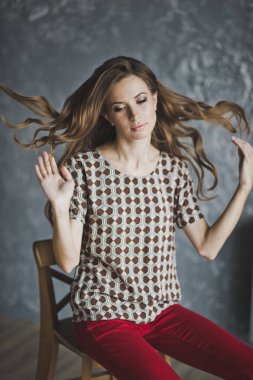 Kız uzun saçları 6937 atar.