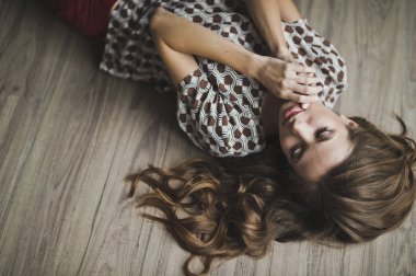 6977 yerde yatarken rüyalarımda kız.