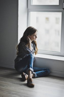 Kız büyük pencerenin 6995 oturuyor.