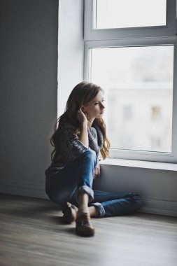 Kız büyük pencerenin 6996 oturuyor.