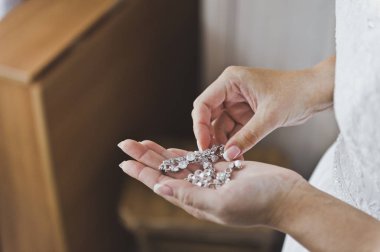 Bir tatlı su inci kulağı tutan senin avucunun içinde bir küçük hanım