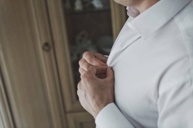 Gömlek 7013 kadar düğmelerini adam.