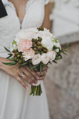 Gelin bir buket çiçek 7059 tutuyor.