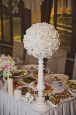 Gıda tablo 7065 çiçeklerle süslüdür.