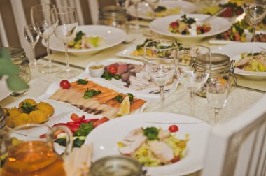 7071 çiçeklerle süslenmiş bir tablo için servis.