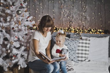 Anne yıl yaşındaki kızı Noel süsleri kitapta okudum 