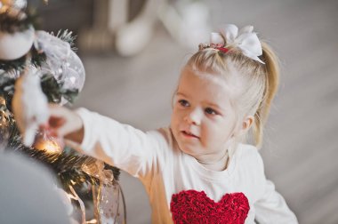 Bir çocuğun kalbi göğsünde 7231.