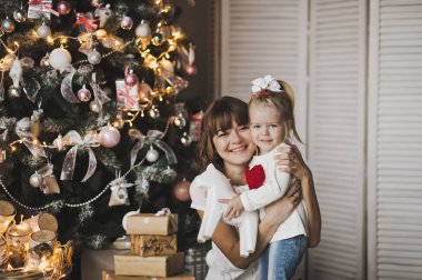 Mutlu anne ve kızı Noel arka plan üzerinde oynama