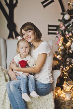 Bir büyük beyaz işaretçi saat 7261 önünde aile portresi.